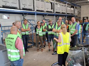 Menschengruppe mit Warnwesten beim Ressourcenpark in Graz