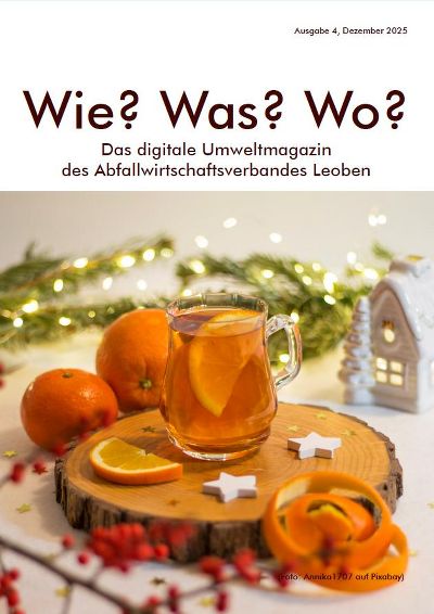 1 Glas Orangenpunsch auf einer Baumscheibe, Orangenschale, Orangen und Tannenzweig mit Lichterkette und Hausanhänger sowie einem Zweig mit roten Beeren als Deko.