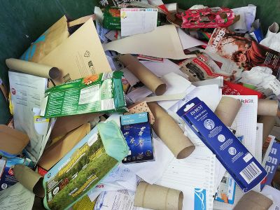 Verschiedene Papierverpackungen auf einem Haufen