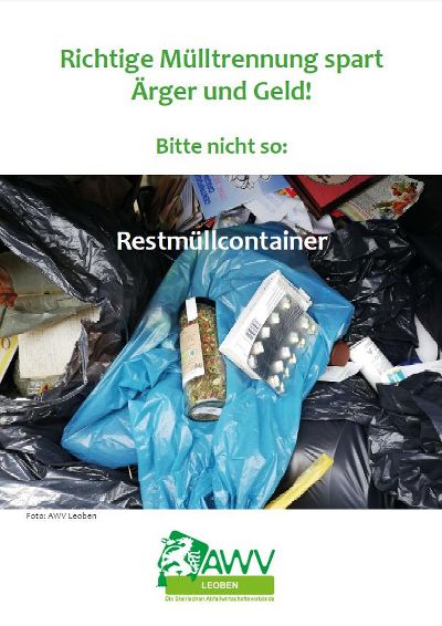 Blick in eine Restmülltonne mit gefüllten Gewürzgläsern, vollen Tablettenblistern usw.