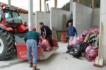 Abladen des gesammelten Abfalls in Tulwitz