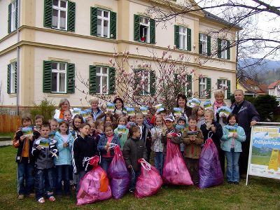 Die SchülerInnen der VS Bad Gams mit dem Lehrerinnenteam und mit Umwelt- und Abfallberater Dr. Hassan Sadighi