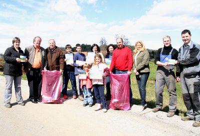 Die Verantwortlichen für den "Frühjahrsputz" in der Gemeinde Gundersdorf mit Bgm. Wölkart, KOMEX- Chef Topf und Umwelt- und Abfallberater Dr. Sadighi