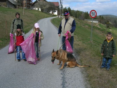 Auch der Suchhund war mit dabei !