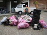 Gemeindearbeiter Feldhofer mit dem gefundenen Abfällen