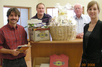 Ing. Wolfgang Haiden, Rupert Tamisch, Obm. Bgm. SR Alfred Schuster und die strahlende Gewinnerin Iris Haas bei der Übergabe des Geschenkkorbes in Bierbaum Ing. Wolfgang Haiden, Rupert Tamisch, Obm. Bgm. SR Alfred Schuster und die strahlende Gewinnerin Iris Haas bei der Übergabe des Geschenkkorbes in Bierbaum
