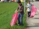 Schüler mit Sammelsack