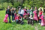 "Wer suchet- der findet!" "Müllschätze" aus dem nahen Wald (- gefunden etwas versteckt, neben einem Waldweg)