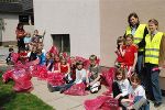 Das Sammeln hat sich gelohnt! Eine große "Müllausbeute" und müde, aber zufriedene Kinder.