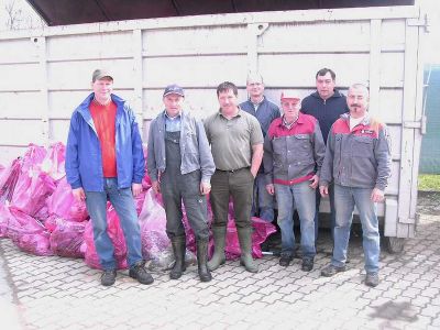 Mitarbeiter des ASZ St. Martin mit den eingesammelten Abfällen