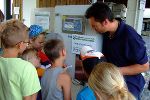 interessierte Kinder mit ASZ-Leiter © AWV GU interessierte Kinder mit ASZ-Leiter