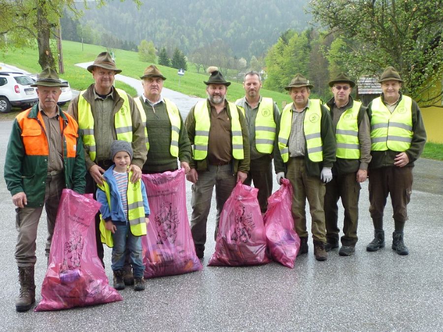 Jagdverein Neudorf: von links: Jagdvereinobmann Josef Harrer, Schriftführer Robert Schlegl mit Neffen, Josef Reiter, Obmannstellvertreter Walter Schlegl, Walter Weidinger, Eduard Loserl, Vizebürgermeister Josef Raith, Kassier Hermann Affenberger