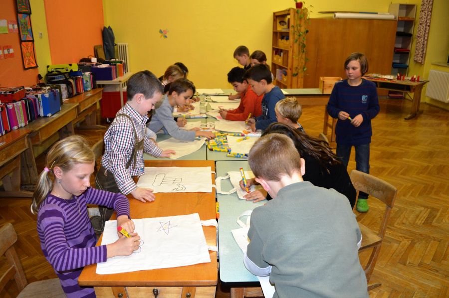 Gäste beim Gestalten der Stofftragetaschen Gäste beim Gestalten der Stofftragetaschen