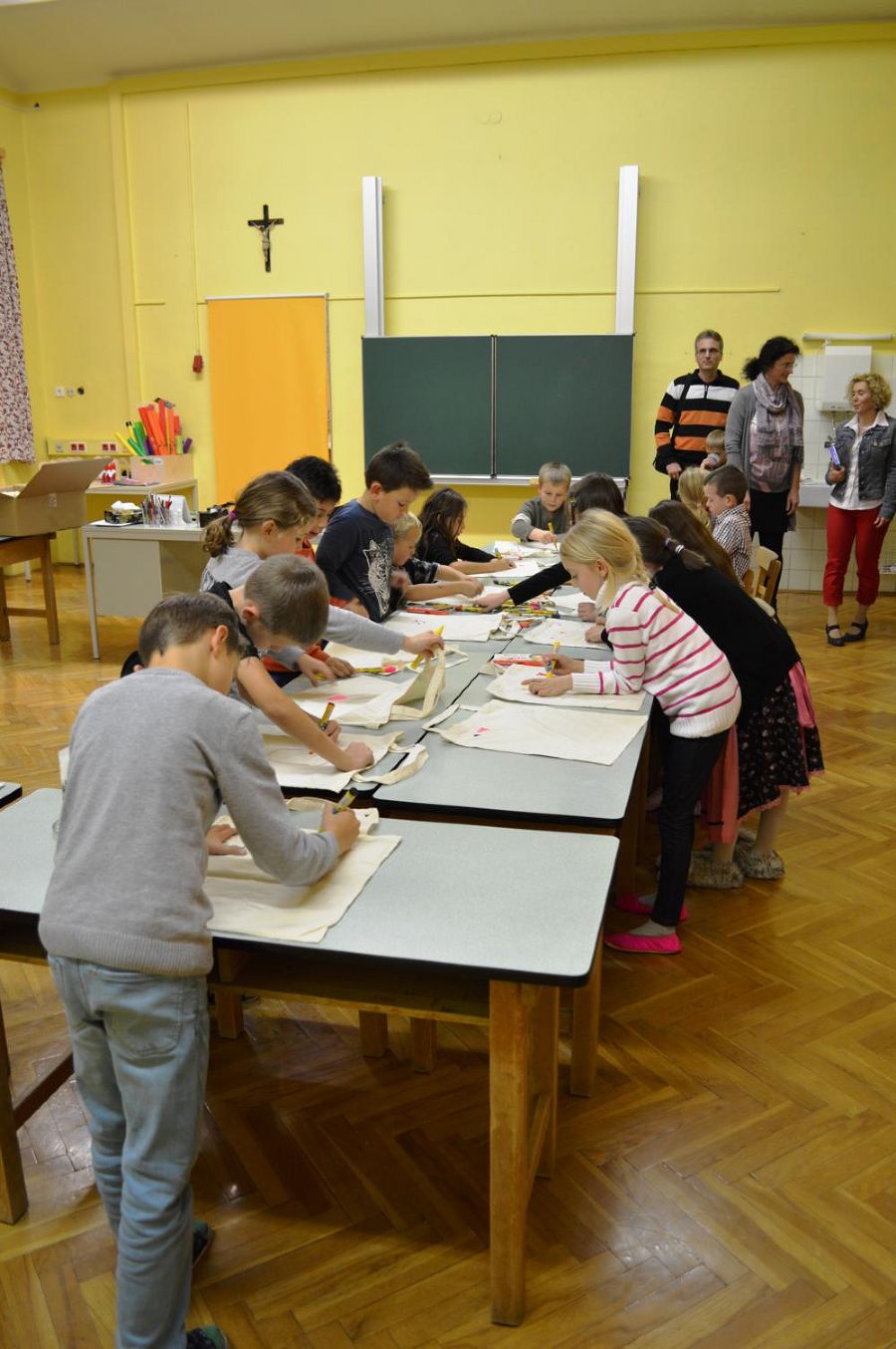 Gäste beim Gestalten der Stofftragetaschen Gäste beim Gestalten der Stofftragetaschen