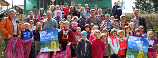 VzBgm. Richard Haas und LAbg. Bgm. Martin Weber mit den Kindern der Volksschule Tieschen