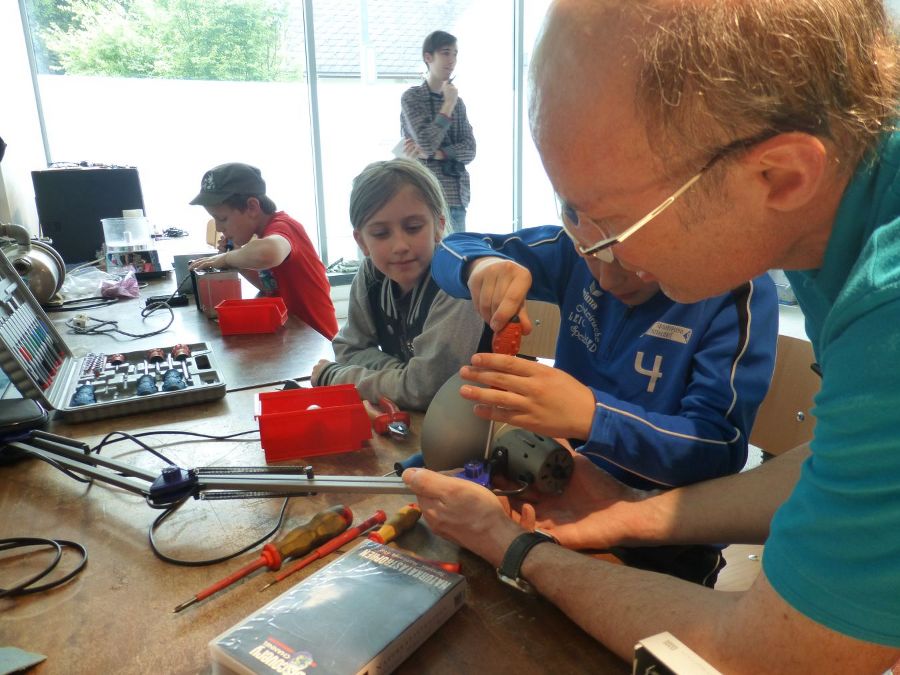 Wir reparieren eine Lampe Wir reparieren eine Lampe
