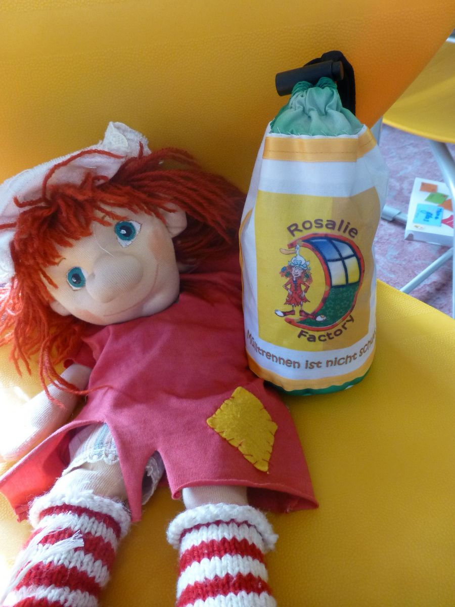 Rosalie bekommt eine Glastrinkflasche von den Kindern