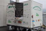 Anhänger mit mobiler Geschirrspülanlage, beworben mit Logos der Steiermark und regionaler Partner.