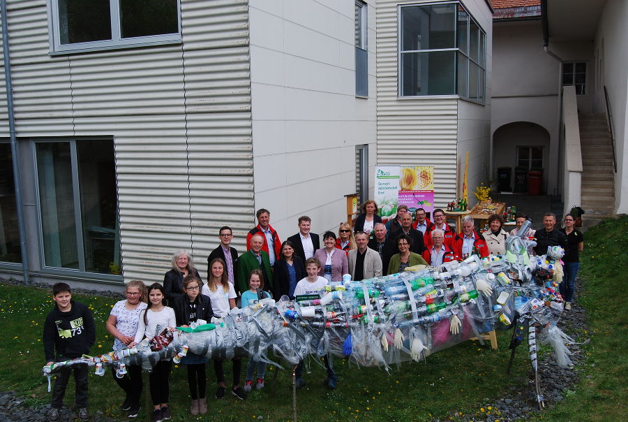 Ein Abschlussfoto von Gruppenleiter und Verantwortlichen vor der Müllskulptur der NMS Neumarkt