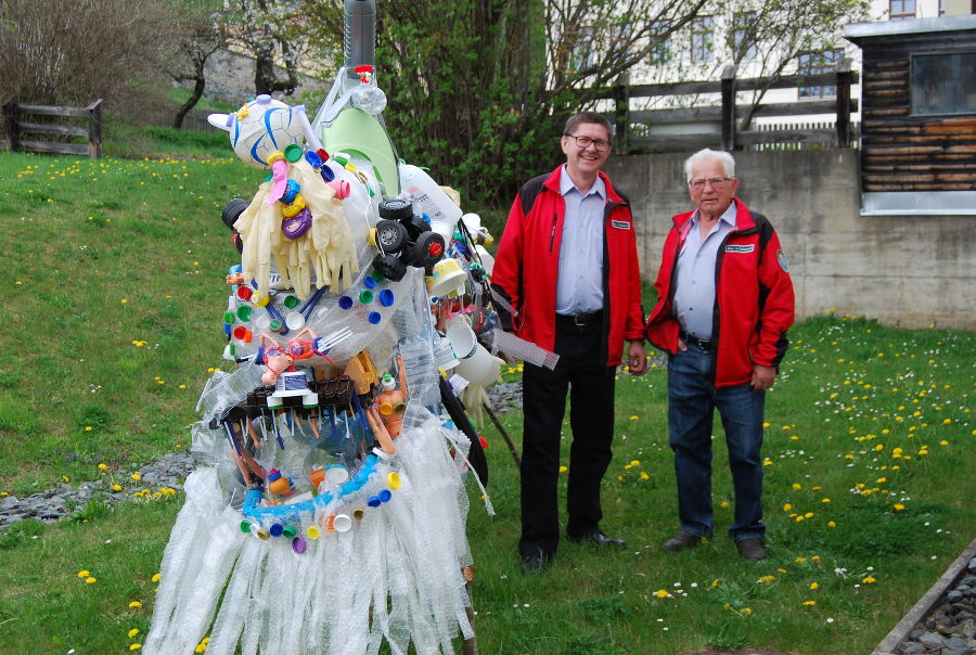 Müllskulptur der NMS Neumarkt und Bildhauer Rudi Hirt