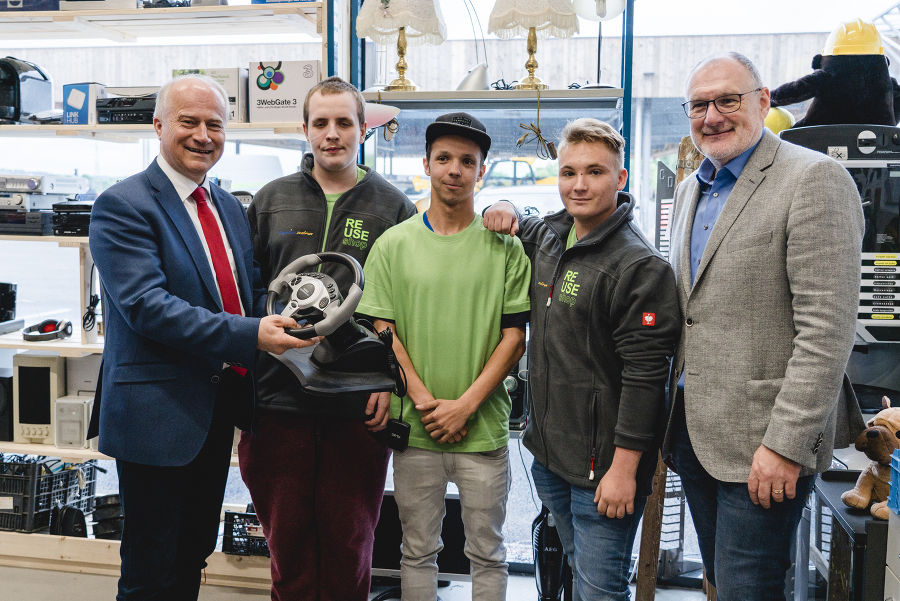 Re Use Shop Mitarbeiter mit LR Seitinger und ORF Direktor Koch