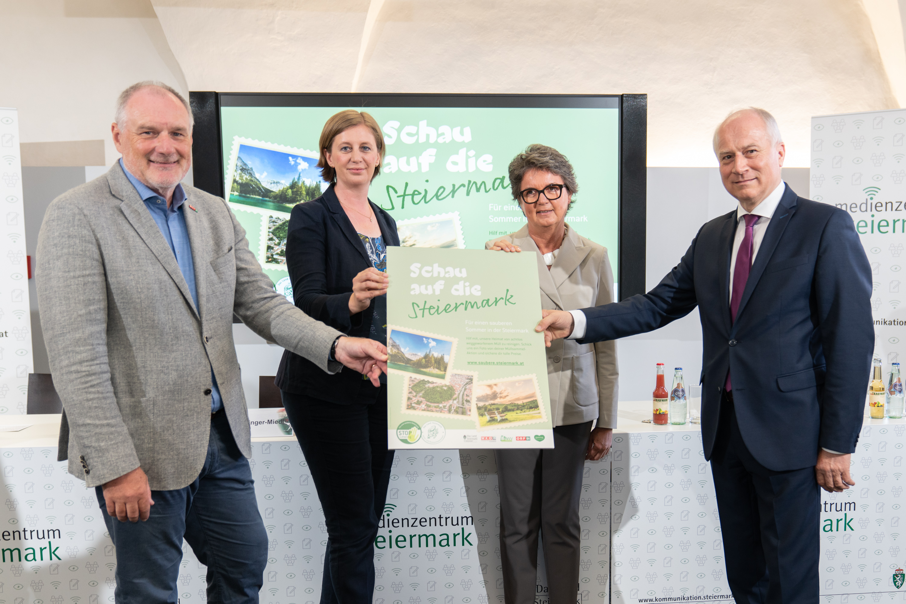 Präsentierten gemeinsam die neue Umweltinitiative: ORF-Landesdirektor Gerhard Koch, LR Barbara Eibinger-Miedl, Obfrau Daniela Müller-Mezin und LR Johann Seitinger (v.l.) Präsentierten gemeinsam die neue Umweltinitiative: ORF-Landesdirektor Gerhard Koch, LR Barbara Eibinger-Miedl, Obfrau Daniela Müller-Mezin und LR Johann Seitinger (v.l.)