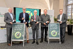 v.l.n.r.: VDir. Wolfram Sacherer (Wohnbaugruppe Ennstal), GF Christian Krainer (ÖWG), LR Hans Seitinger, Günther Rauch (Weinhof Rauch), GF Christoph Holzer (SPAR Steiermark und Südburgenland) © Lebensressort/Streibl v.l.n.r.: VDir. Wolfram Sacherer (Wohnbaugruppe Ennstal), GF Christian Krainer (ÖWG), LR Hans Seitinger, Günther Rauch (Weinhof Rauch), GF Christoph Holzer (SPAR Steiermark und Südburgenland)