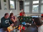 Mit Hilfe von kleinen Abfallkübeln werden haushaltsübliche Abfälle gemeinsam getrennt und einige Tipps und Tricks erklärt. Mit Hilfe von kleinen Abfallkübeln werden haushaltsübliche Abfälle gemeinsam getrennt und einige Tipps und Tricks erklärt.