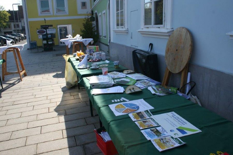 G´scheit frühstücken vor dem Rathaus in Feldbach