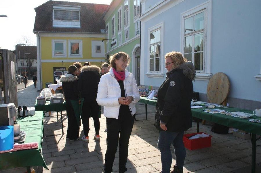 G´scheit frühstücken vor dem Rathaus in Feldbach