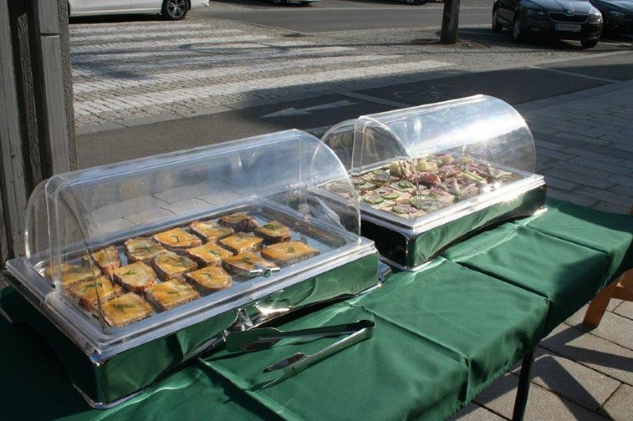 G´scheit frühstücken vor dem Rathaus in Feldbach