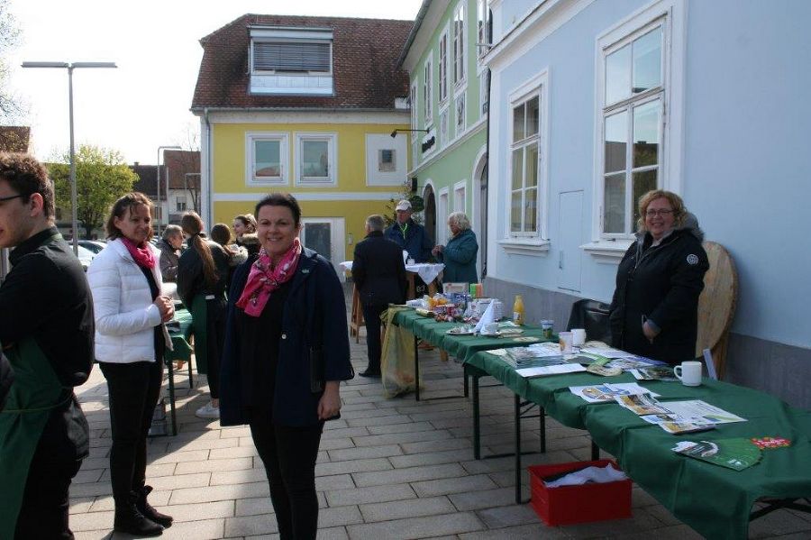 G´scheit frühstücken vor dem Rathaus in Feldbach