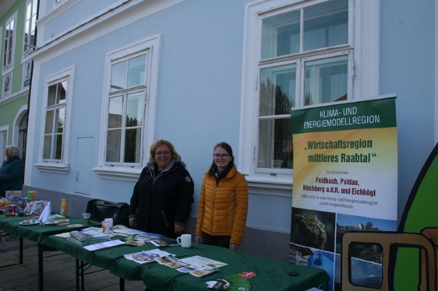 G´scheit frühstücken vor dem Rathaus in Feldbach