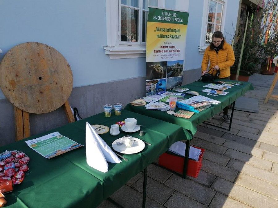 G´scheit frühstücken vor dem Rathaus in Feldbach