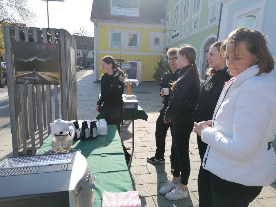 G´scheit frühstücken vor dem Rathaus in Feldbach