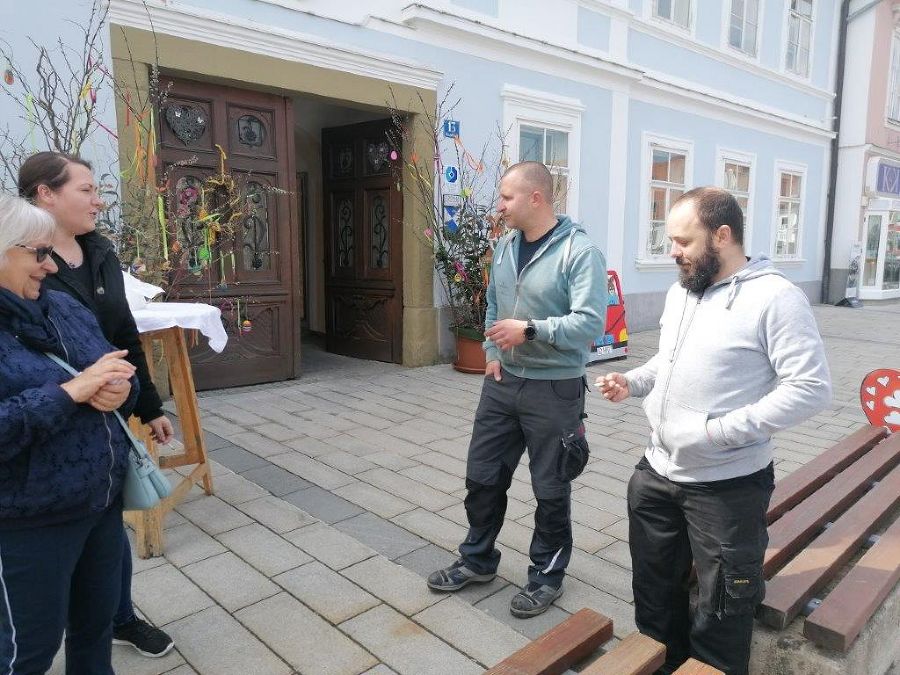 G´scheit frühstücken vor dem Rathaus in Feldbach