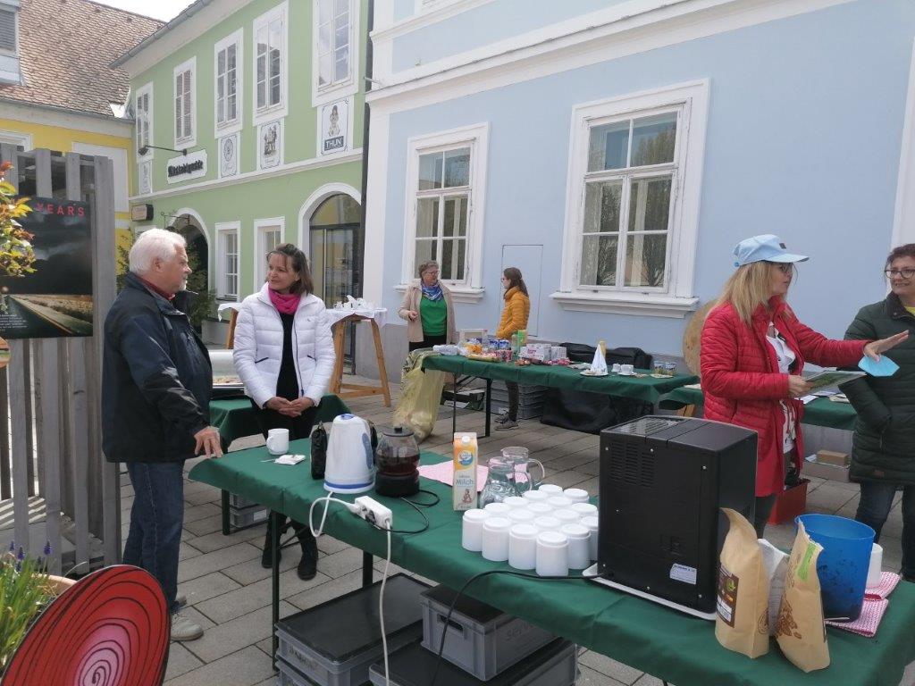 G´scheit frühstücken vor dem Rathaus in Feldbach