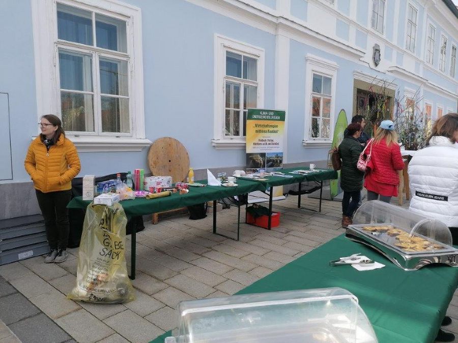 G´scheit frühstücken vor dem Rathaus in Feldbach