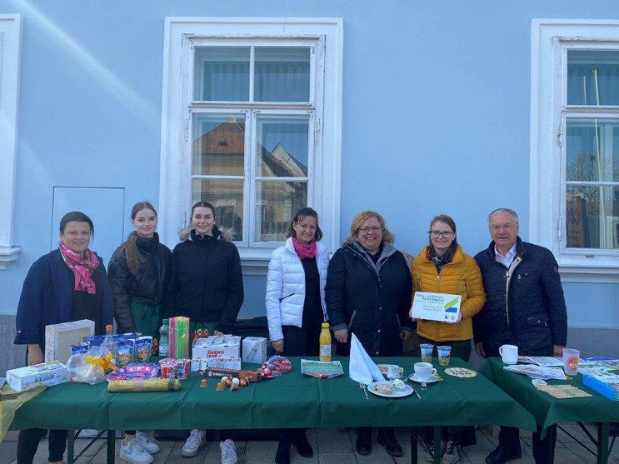 G´scheit frühstücken vor dem Rathaus in Feldbach