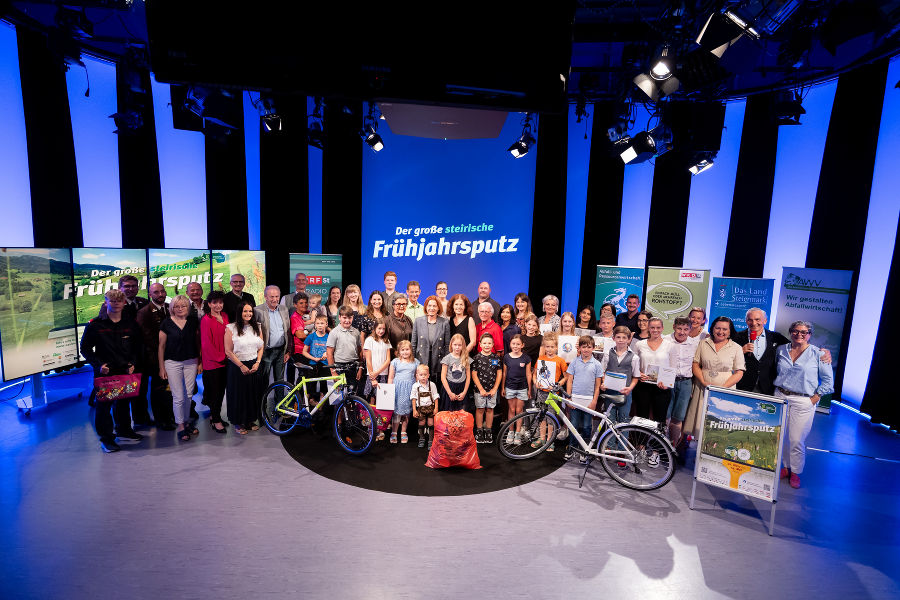 Gruppenbild der Gewinner:innen und Ausgezeichneten: 