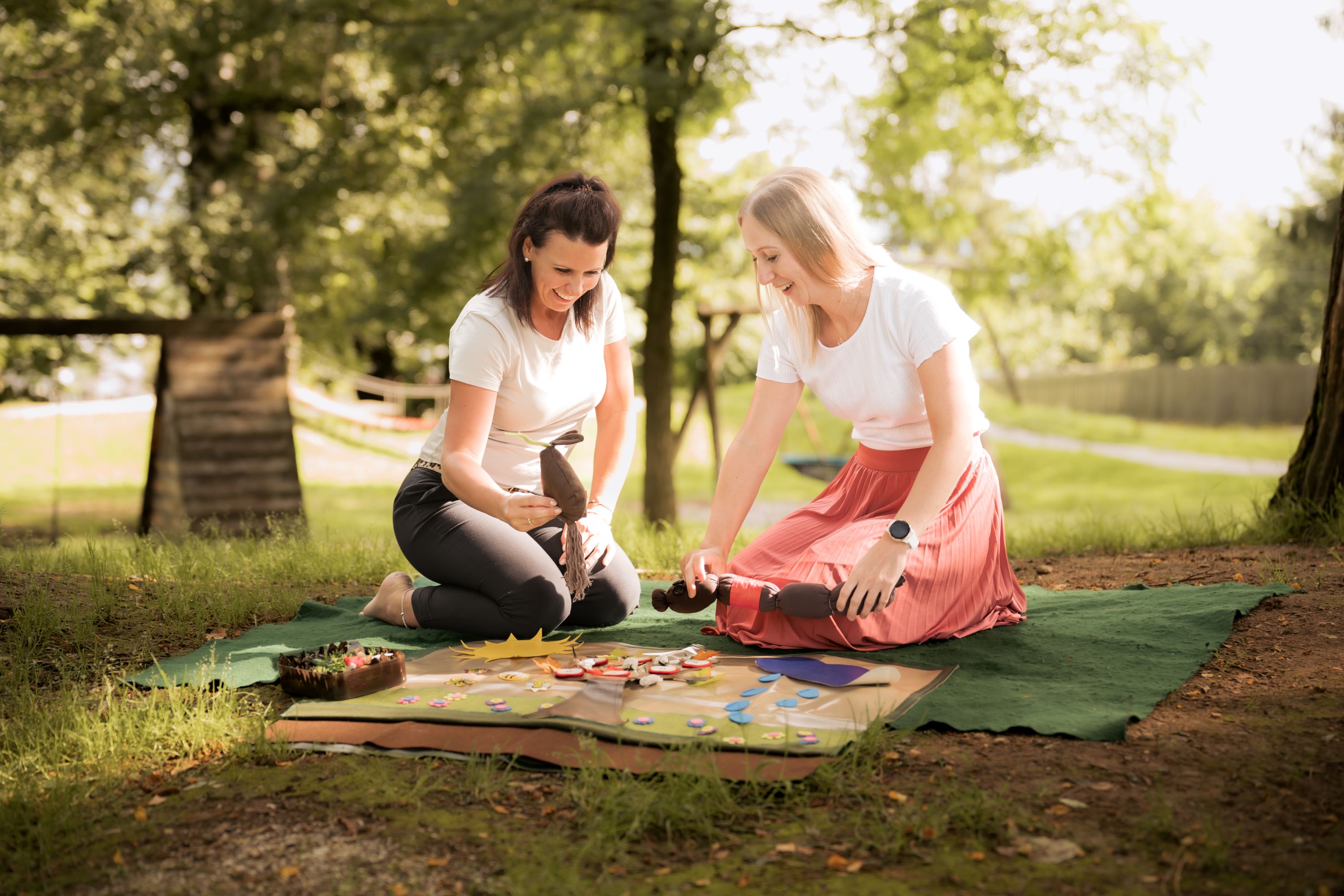 Auf dem Bild sind die Abfallberaterinnen Linda Hollerer und Lisa Tatschl bei der Arbeit zu sehen.